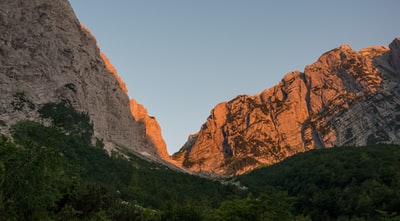 日出时的山地摄影